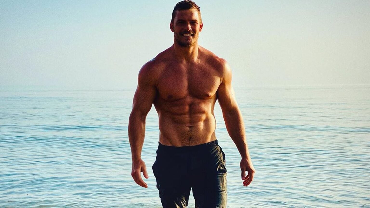 alan ritchson taille